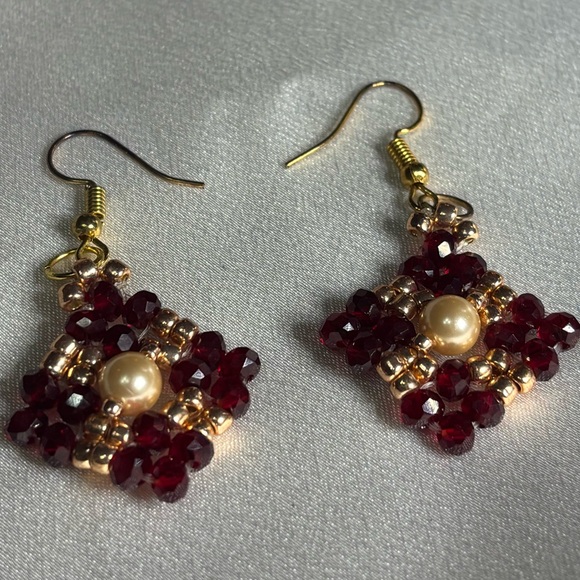 Hand crafted dangle pierced earrings shell cream pearls red gold beads 2 inches - Picture 4 of 8